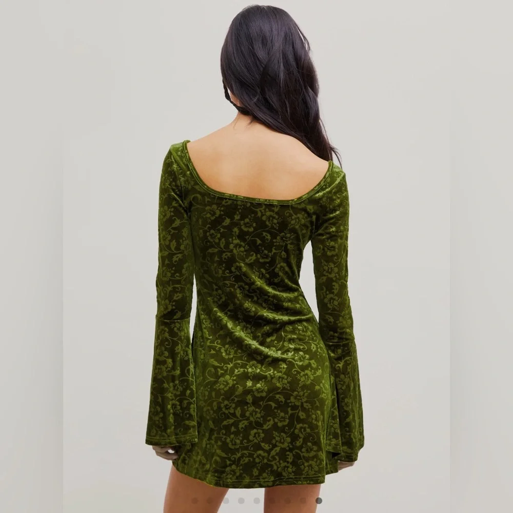 Cider Velvet Sweetheart Twist Floral Bell
Sleeve Mini Dress - Picture 5 of 11